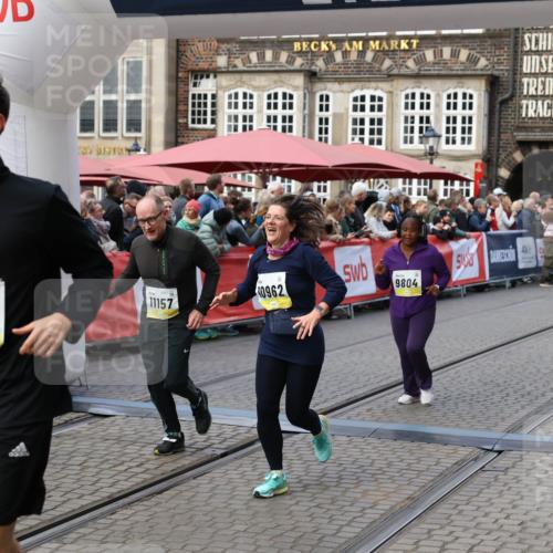 05.10.2025 - 20. swb-Marathon Bremen Yannick Fuchs http://msf.ph/oto/9243988 05.10.2025 11:10:51 Ziel 9446, 9572, 9804, 10665, 10962, 11157, 11240 meine-sportfotos.de