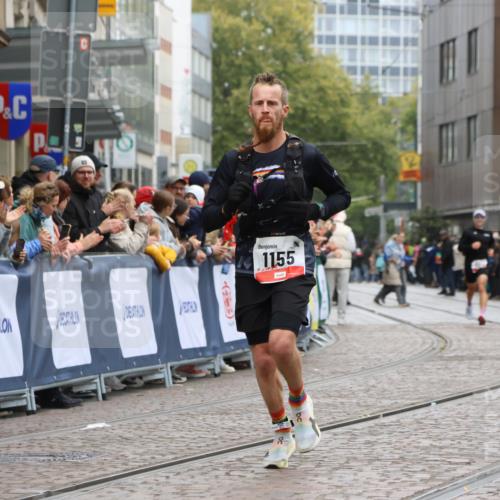05.10.2025 - 20. swb-Marathon Bremen Strokosch-Dieckow http://msf.ph/oto/9243996 05.10.2025 12:45:16 Ziel 1155, 1969 meine-sportfotos.de