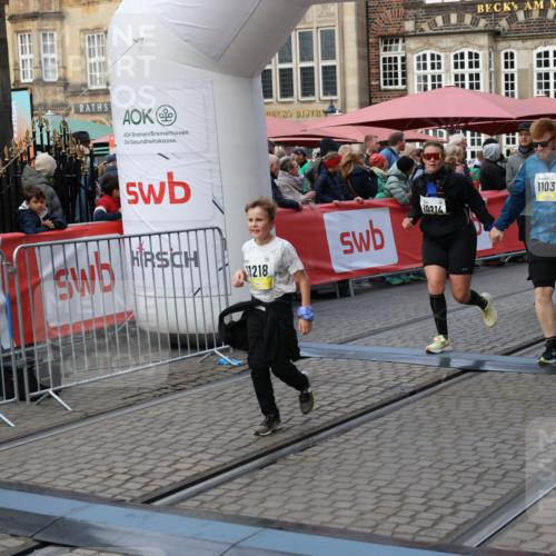 05.10.2025 - 20. swb-Marathon Bremen Yannick Fuchs http://msf.ph/oto/9244001 05.10.2025 11:09:32 Ziel 9493, 9649, 9848, 9892, 9945, 10214, 10295, 11037, 11218 meine-sportfotos.de
