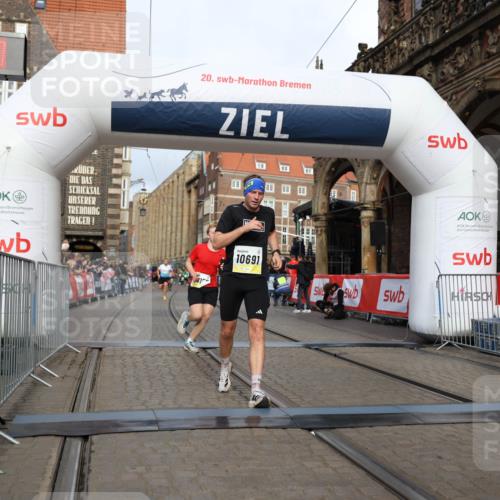 05.10.2025 - 20. swb-Marathon Bremen Yannick Fuchs http://msf.ph/oto/9244003 05.10.2025 10:42:06 Ziel 9884, 10104, 10155, 10691, 11581, 11710 meine-sportfotos.de