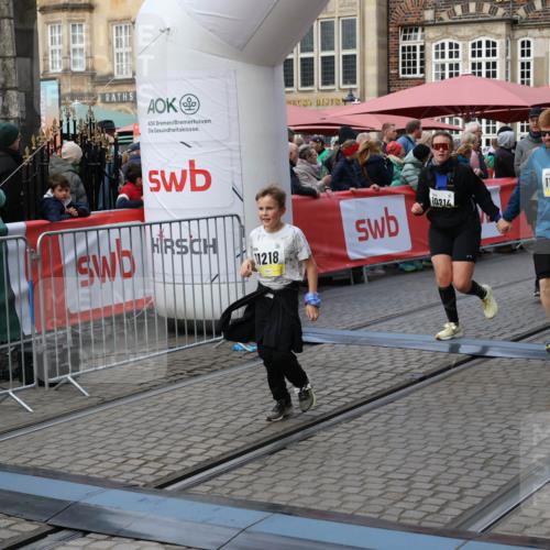 05.10.2025 - 20. swb-Marathon Bremen Yannick Fuchs http://msf.ph/oto/9244008 05.10.2025 11:09:32 Ziel 9493, 9649, 9848, 9892, 9945, 10214, 10295, 11037, 11218 meine-sportfotos.de