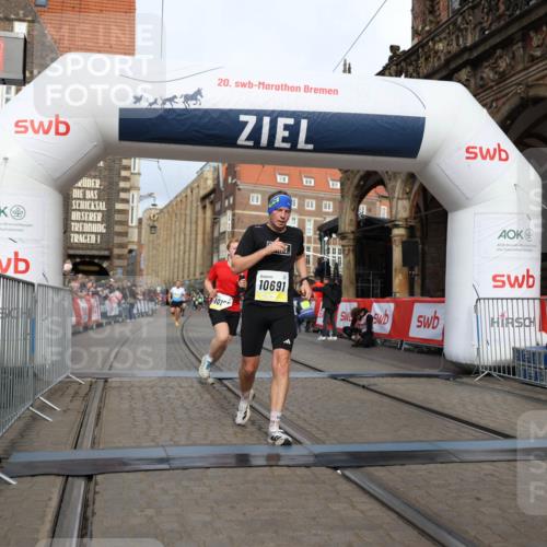 05.10.2025 - 20. swb-Marathon Bremen Yannick Fuchs http://msf.ph/oto/9244009 05.10.2025 10:42:06 Ziel 9884, 10104, 10155, 10691, 11581, 11710 meine-sportfotos.de