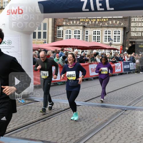 05.10.2025 - 20. swb-Marathon Bremen Yannick Fuchs http://msf.ph/oto/9244020 05.10.2025 11:10:51 Ziel 9446, 9572, 9804, 10665, 10962, 11157, 11240 meine-sportfotos.de