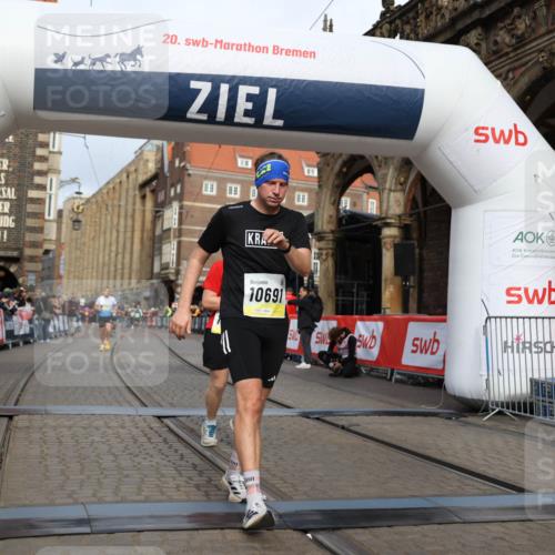 05.10.2025 - 20. swb-Marathon Bremen Yannick Fuchs http://msf.ph/oto/9244025 05.10.2025 10:42:06 Ziel 9884, 10104, 10155, 10691, 11581, 11710 meine-sportfotos.de