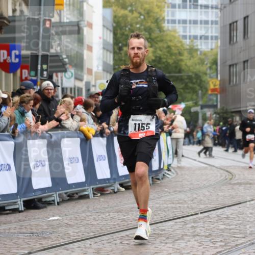 05.10.2025 - 20. swb-Marathon Bremen Strokosch-Dieckow http://msf.ph/oto/9244026 05.10.2025 12:45:16 Ziel 1155, 1969 meine-sportfotos.de