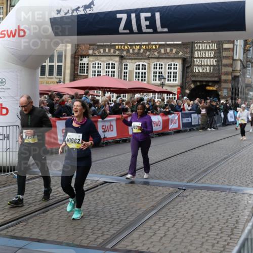 05.10.2025 - 20. swb-Marathon Bremen Yannick Fuchs http://msf.ph/oto/9244037 05.10.2025 11:10:52 Ziel 9446, 9572, 9804, 10665, 10861, 10962, 11157 meine-sportfotos.de