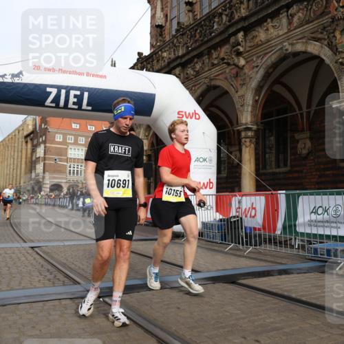 05.10.2025 - 20. swb-Marathon Bremen Yannick Fuchs http://msf.ph/oto/9244050 05.10.2025 10:42:07 Ziel 9849, 9884, 10104, 10155, 10691 meine-sportfotos.de