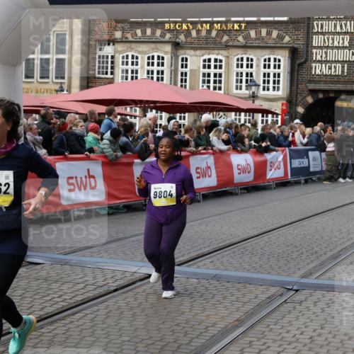 05.10.2025 - 20. swb-Marathon Bremen Yannick Fuchs http://msf.ph/oto/9244053 05.10.2025 11:10:52 Ziel 9446, 9572, 9804, 10665, 10861, 10962, 11157 meine-sportfotos.de