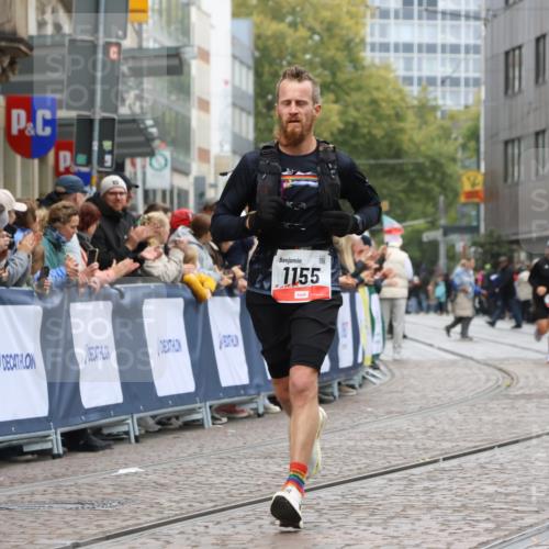 05.10.2025 - 20. swb-Marathon Bremen Strokosch-Dieckow http://msf.ph/oto/9244059 05.10.2025 12:45:16 Ziel 1155, 1969 meine-sportfotos.de