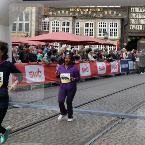 05.10.2025 - 20. swb-Marathon Bremen Yannick Fuchs http://msf.ph/oto/9244063 05.10.2025 11:10:52 Ziel 9446, 9572, 9804, 10665, 10861, 10962, 11157 meine-sportfotos.de