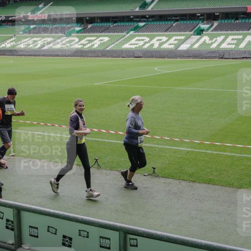 05.10.2025 - 20. swb-Marathon Bremen Michael Burmester http://msf.ph/oto/9244064 05.10.2025 10:36:25 Laufen im Stadion 7123, 7177, 7178, 7908, 8585, 9005, 9173, 9174, 9215, 9231, 9271, 9272, 9278, 9294, 9327, 9330, 9346, 9349, 9370, 9371, 9378, 9389, 9443, 9450, 9454, 9462, 9473, 9516, 9518, 9542, 9568, 9593, 9608, 9609, 9611, 9613, 9634, 9635, 9686, 9737, 9747, 9827, 9880, 9904, 9954, 9977, 9991, 10006, 10030, 10063, 10079, 10093, 10127, 10139, 10143, 10182, 10209, 10219, 10228, 10293, 10311, 10324, 10336, 10357, 10367, 10391, 10406, 10558, 10560, 10656, 10809, 10901 meine-sportfotos.de