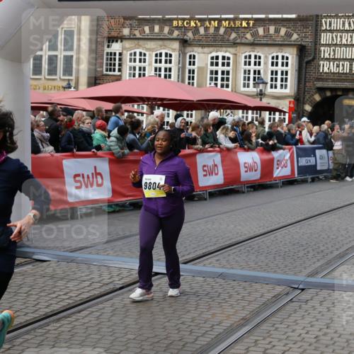 05.10.2025 - 20. swb-Marathon Bremen Yannick Fuchs http://msf.ph/oto/9244073 05.10.2025 11:10:52 Ziel 9446, 9572, 9804, 10665, 10861, 10962, 11157 meine-sportfotos.de