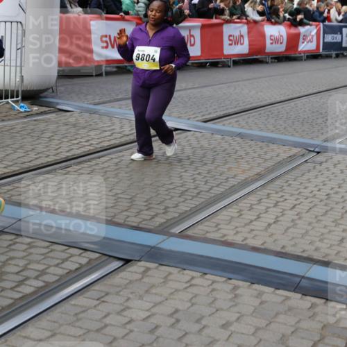 05.10.2025 - 20. swb-Marathon Bremen Yannick Fuchs http://msf.ph/oto/9244078 05.10.2025 11:10:53 Ziel 9446, 9572, 9804, 10665, 10861, 10962, 11157, 11161 meine-sportfotos.de