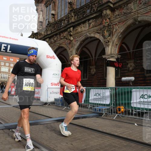 05.10.2025 - 20. swb-Marathon Bremen Yannick Fuchs http://msf.ph/oto/9244094 05.10.2025 10:42:07 Ziel 9849, 9884, 10104, 10155, 10691 meine-sportfotos.de