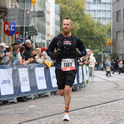 05.10.2025 - 20. swb-Marathon Bremen Strokosch-Dieckow http://msf.ph/oto/9244099 05.10.2025 12:45:16 Ziel 1155, 1969 meine-sportfotos.de