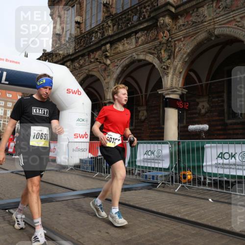 05.10.2025 - 20. swb-Marathon Bremen Yannick Fuchs http://msf.ph/oto/9244106 05.10.2025 10:42:07 Ziel 9849, 9884, 10104, 10155, 10691 meine-sportfotos.de