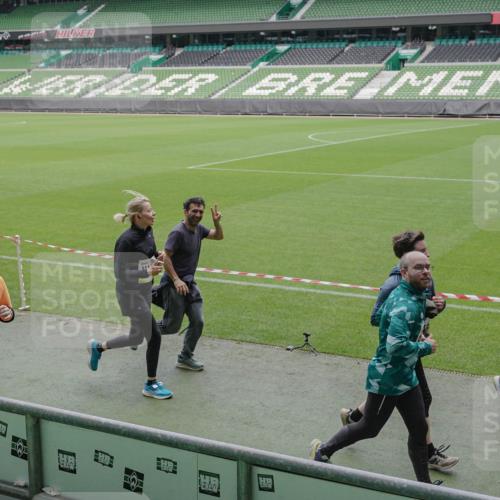 05.10.2025 - 20. swb-Marathon Bremen Michael Burmester http://msf.ph/oto/9244128 05.10.2025 10:36:27 Laufen im Stadion 7123, 7177, 7178, 7777, 7908, 8585, 9005, 9173, 9174, 9215, 9271, 9272, 9278, 9294, 9327, 9346, 9349, 9370, 9371, 9378, 9389, 9443, 9450, 9454, 9462, 9473, 9516, 9518, 9542, 9568, 9593, 9608, 9611, 9613, 9634, 9635, 9655, 9686, 9737, 9747, 9827, 9880, 9977, 9991, 10006, 10030, 10063, 10079, 10093, 10127, 10139, 10143, 10182, 10209, 10217, 10219, 10228, 10293, 10311, 10324, 10336, 10357, 10367, 10391, 10406, 10558, 10560, 10656, 10809, 10901, 9231, 9330 meine-sportfotos.de