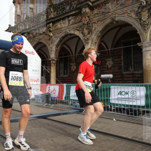 05.10.2025 - 20. swb-Marathon Bremen Yannick Fuchs http://msf.ph/oto/9244143 05.10.2025 10:42:08 Ziel 9849, 10104, 10155, 10691 meine-sportfotos.de