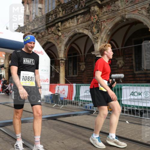 05.10.2025 - 20. swb-Marathon Bremen Yannick Fuchs http://msf.ph/oto/9244152 05.10.2025 10:42:08 Ziel 9849, 10104, 10155, 10691 meine-sportfotos.de