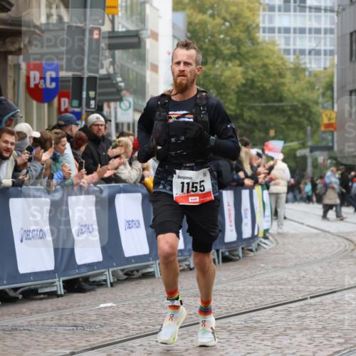 05.10.2025 - 20. swb-Marathon Bremen Strokosch-Dieckow http://msf.ph/oto/9244154 05.10.2025 12:45:16 Ziel 1155, 1969 meine-sportfotos.de