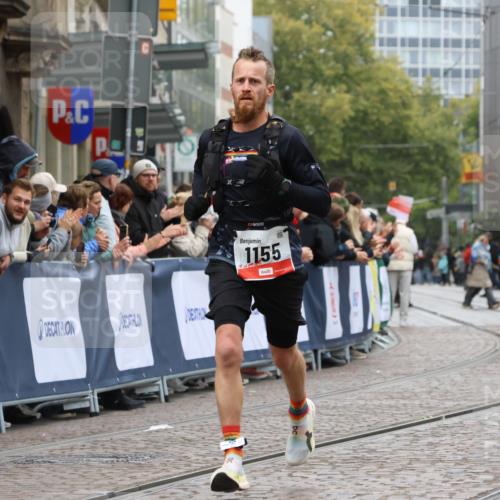 05.10.2025 - 20. swb-Marathon Bremen Strokosch-Dieckow http://msf.ph/oto/9244181 05.10.2025 12:45:16 Ziel 1155, 1969 meine-sportfotos.de