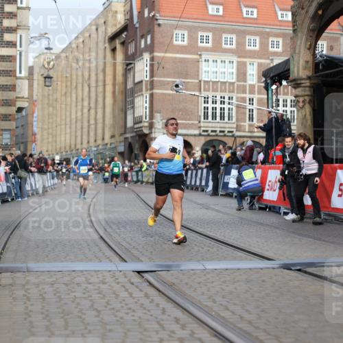 05.10.2025 - 20. swb-Marathon Bremen Yannick Fuchs http://msf.ph/oto/9244199 05.10.2025 10:42:09 Ziel 9849, 10104, 10155, 10691 meine-sportfotos.de