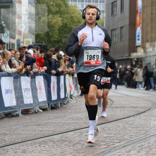 05.10.2025 - 20. swb-Marathon Bremen Strokosch-Dieckow http://msf.ph/oto/9244203 05.10.2025 12:45:23 Ziel 593, 1969 meine-sportfotos.de