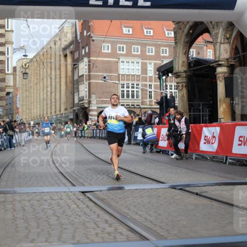 05.10.2025 - 20. swb-Marathon Bremen Yannick Fuchs http://msf.ph/oto/9244232 05.10.2025 10:42:09 Ziel 9849, 10104, 10155, 10691 meine-sportfotos.de