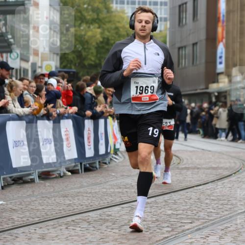 05.10.2025 - 20. swb-Marathon Bremen Strokosch-Dieckow http://msf.ph/oto/9244234 05.10.2025 12:45:23 Ziel 593, 1969 meine-sportfotos.de