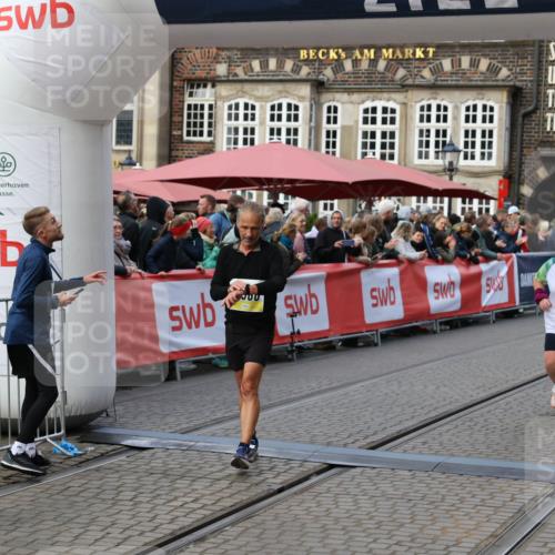 05.10.2025 - 20. swb-Marathon Bremen Yannick Fuchs http://msf.ph/oto/9244242 05.10.2025 11:11:08 Ziel 10415, 11395, 11560 meine-sportfotos.de