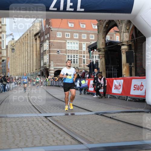 05.10.2025 - 20. swb-Marathon Bremen Yannick Fuchs http://msf.ph/oto/9244246 05.10.2025 10:42:10 Ziel 9849, 10104, 10155, 10691 meine-sportfotos.de