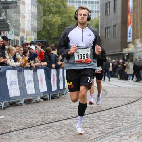 05.10.2025 - 20. swb-Marathon Bremen Strokosch-Dieckow http://msf.ph/oto/9244257 05.10.2025 12:45:23 Ziel 593, 1969 meine-sportfotos.de