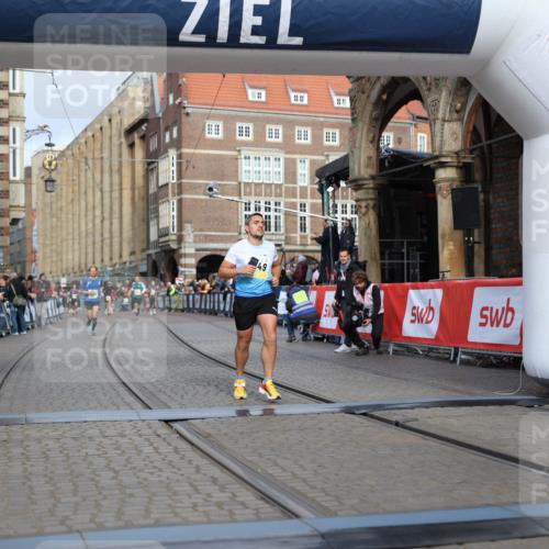 05.10.2025 - 20. swb-Marathon Bremen Yannick Fuchs http://msf.ph/oto/9244258 05.10.2025 10:42:10 Ziel 9849, 10104, 10155, 10691 meine-sportfotos.de