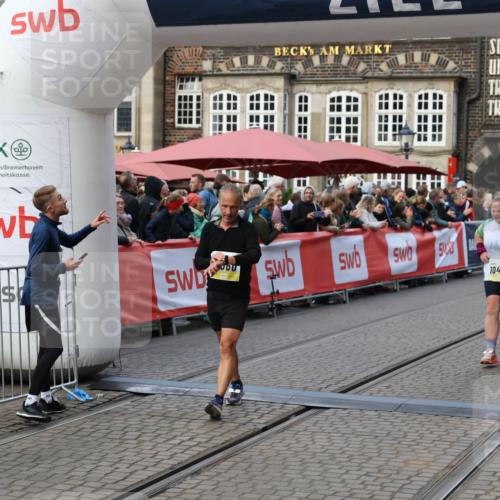 05.10.2025 - 20. swb-Marathon Bremen Yannick Fuchs http://msf.ph/oto/9244259 05.10.2025 11:11:08 Ziel 10415, 11395, 11560 meine-sportfotos.de