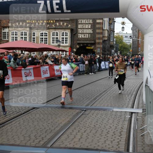 05.10.2025 - 20. swb-Marathon Bremen Yannick Fuchs http://msf.ph/oto/9244263 05.10.2025 11:11:09 Ziel 10415, 11395, 11560 meine-sportfotos.de