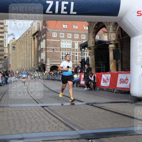 05.10.2025 - 20. swb-Marathon Bremen Yannick Fuchs http://msf.ph/oto/9244281 05.10.2025 10:42:10 Ziel 9849, 10104, 10155, 10691 meine-sportfotos.de