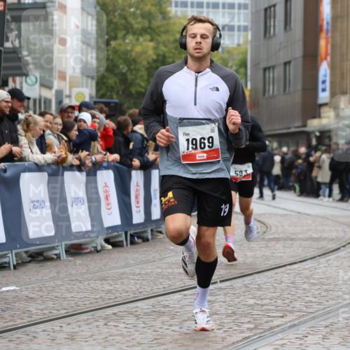 05.10.2025 - 20. swb-Marathon Bremen Strokosch-Dieckow http://msf.ph/oto/9244286 05.10.2025 12:45:23 Ziel 593, 1969 meine-sportfotos.de