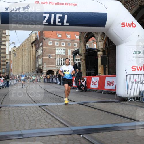 05.10.2025 - 20. swb-Marathon Bremen Yannick Fuchs http://msf.ph/oto/9244292 05.10.2025 10:42:10 Ziel 9849, 10104, 10155, 10691 meine-sportfotos.de