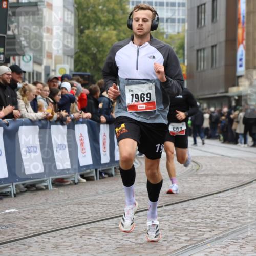 05.10.2025 - 20. swb-Marathon Bremen Strokosch-Dieckow http://msf.ph/oto/9244316 05.10.2025 12:45:23 Ziel 593, 1969 meine-sportfotos.de