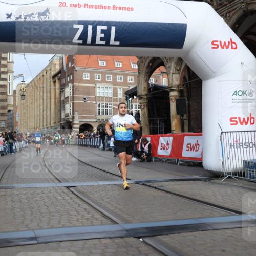 05.10.2025 - 20. swb-Marathon Bremen Yannick Fuchs http://msf.ph/oto/9244318 05.10.2025 10:42:10 Ziel 9849, 10104, 10155, 10691 meine-sportfotos.de