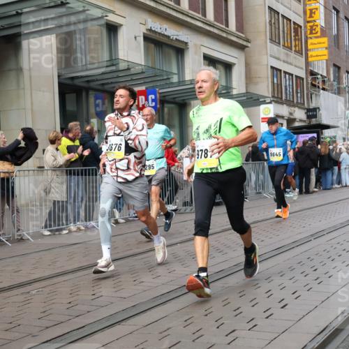 05.10.2025 - 20. swb-Marathon Bremen Strokosch-Dieckow http://msf.ph/oto/9244336 05.10.2025 10:49:53 Ziel 8866, 9485, 9579, 9645, 9676, 9689, 9740, 9787, 9803, 10022, 10246, 10356, 10400, 10443, 10537, 10868, 10923, 11022, 11104, 11208, 11254, 11288, 11295, 11298, 11460, 11531, 11621, 8866, 9485, 9579, 9645, 9676, 9689, 9740, 9787, 9803, 10022, 10246, 10356, 10400, 10443, 10537, 10868, 10923, 11022, 11104, 11208, 11254, 11288, 11295, 11298, 11460, 11531, 11621 meine-sportfotos.de