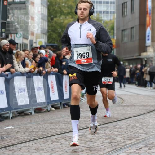 05.10.2025 - 20. swb-Marathon Bremen Strokosch-Dieckow http://msf.ph/oto/9244343 05.10.2025 12:45:23 Ziel 593, 1969 meine-sportfotos.de