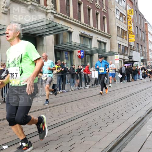 05.10.2025 - 20. swb-Marathon Bremen Strokosch-Dieckow http://msf.ph/oto/9244363 05.10.2025 10:49:53 Ziel 8866, 9485, 9579, 9645, 9676, 9689, 9740, 9787, 9803, 10022, 10246, 10356, 10400, 10443, 10537, 10868, 10923, 11022, 11104, 11208, 11254, 11288, 11295, 11298, 11460, 11531, 11621, 8866, 9485, 9579, 9645, 9676, 9689, 9740, 9787, 9803, 10022, 10246, 10356, 10400, 10443, 10537, 10868, 10923, 11022, 11104, 11208, 11254, 11288, 11295, 11298, 11460, 11531, 11621 meine-sportfotos.de