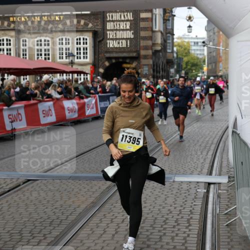 05.10.2025 - 20. swb-Marathon Bremen Yannick Fuchs http://msf.ph/oto/9244402 05.10.2025 11:11:12 Ziel 9664, 9948, 10415, 11257, 11395, 11560 meine-sportfotos.de