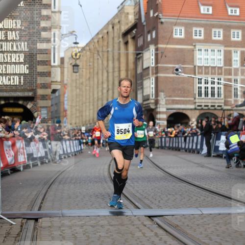05.10.2025 - 20. swb-Marathon Bremen Yannick Fuchs http://msf.ph/oto/9244449 05.10.2025 10:42:15 Ziel 9364, 9504, 9849 meine-sportfotos.de