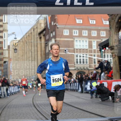 05.10.2025 - 20. swb-Marathon Bremen Yannick Fuchs http://msf.ph/oto/9244475 05.10.2025 10:42:16 Ziel 9364, 9504, 9849 meine-sportfotos.de