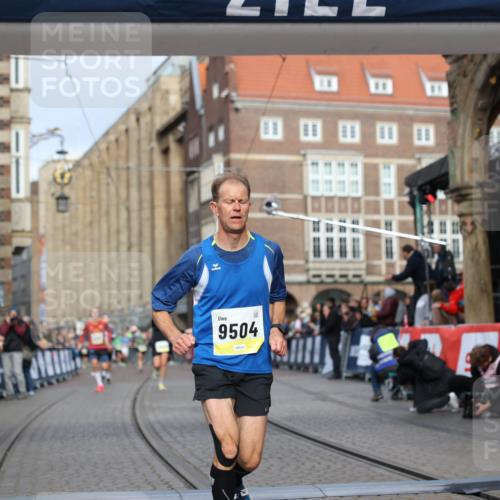 05.10.2025 - 20. swb-Marathon Bremen Yannick Fuchs http://msf.ph/oto/9244483 05.10.2025 10:42:16 Ziel 9364, 9504, 9849 meine-sportfotos.de