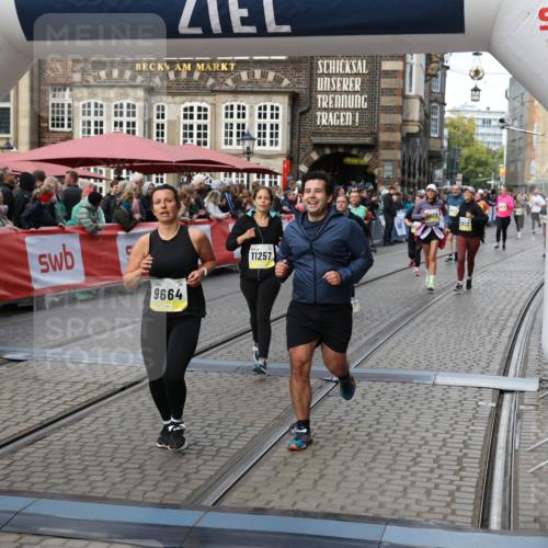 05.10.2025 - 20. swb-Marathon Bremen Yannick Fuchs http://msf.ph/oto/9244498 05.10.2025 11:11:15 Ziel 8865, 9245, 9664, 9822, 9823, 9836, 9837, 9948, 10415, 11257, 11395 meine-sportfotos.de