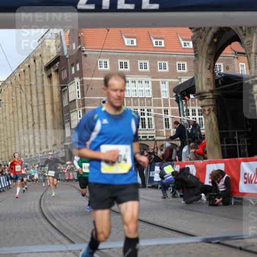 05.10.2025 - 20. swb-Marathon Bremen Yannick Fuchs http://msf.ph/oto/9244506 05.10.2025 10:42:16 Ziel 9364, 9504, 9849 meine-sportfotos.de