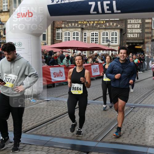 05.10.2025 - 20. swb-Marathon Bremen Yannick Fuchs http://msf.ph/oto/9244520 05.10.2025 11:11:15 Ziel 8865, 9245, 9664, 9822, 9823, 9836, 9837, 9948, 10415, 11257, 11395 meine-sportfotos.de